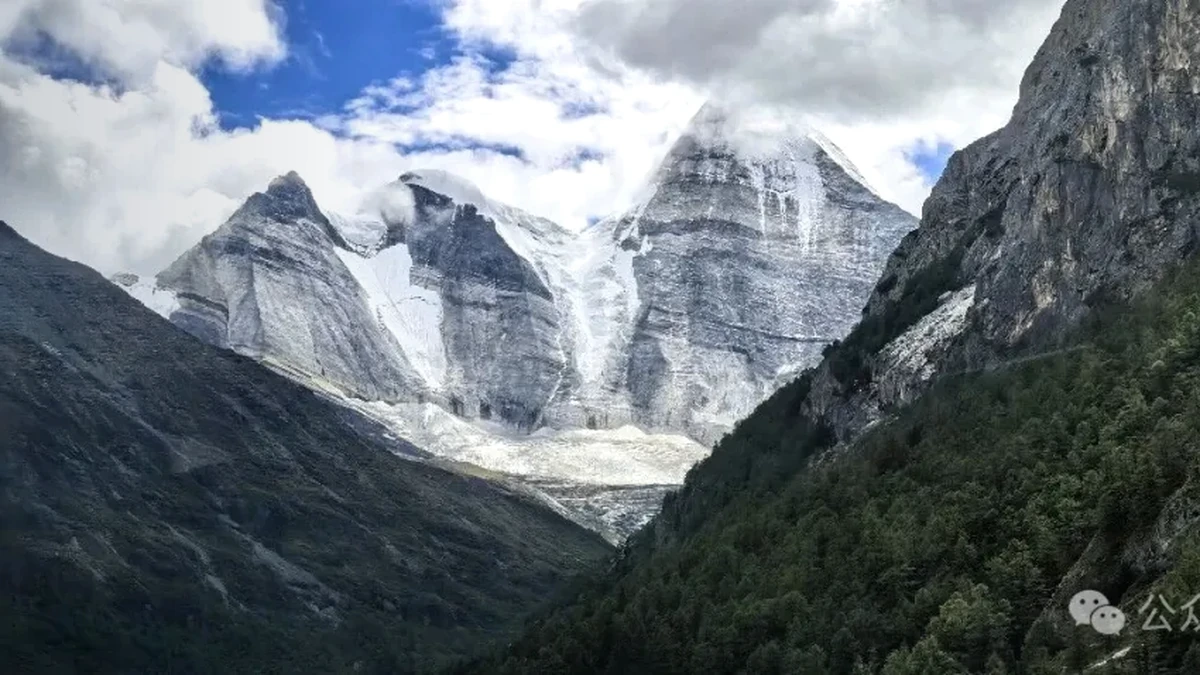 Daocheng Yading mountain landscape photographed by Leo Liu